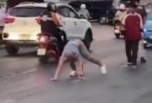 Drunk foreign man crawls on Bangkok road, causing traffic jam