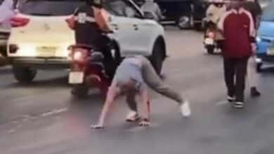 Drunk foreign man crawls on Bangkok road, causing traffic jam