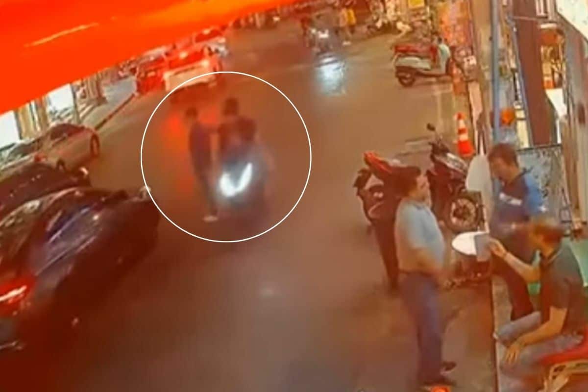 Tourists slapped on heads by teenaged motorcyclists Pattaya