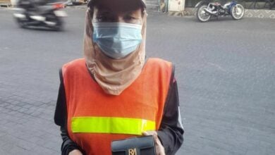 Spotless honesty: Pattaya street cleaner returns lost wallet