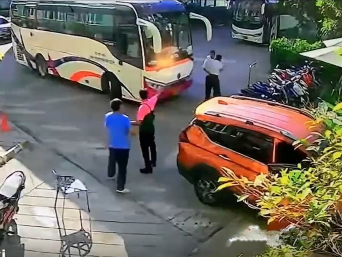 Tour bus rage: Driver slams into SUV over parking row in Pattaya