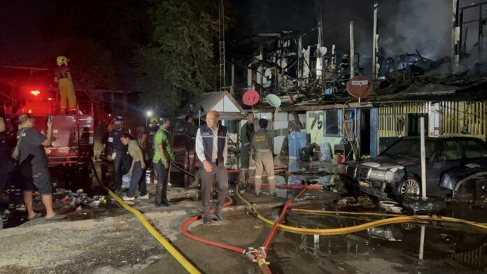 Raging inferno in Naklua destroys 5 homes, injures 1 | News by Thaiger