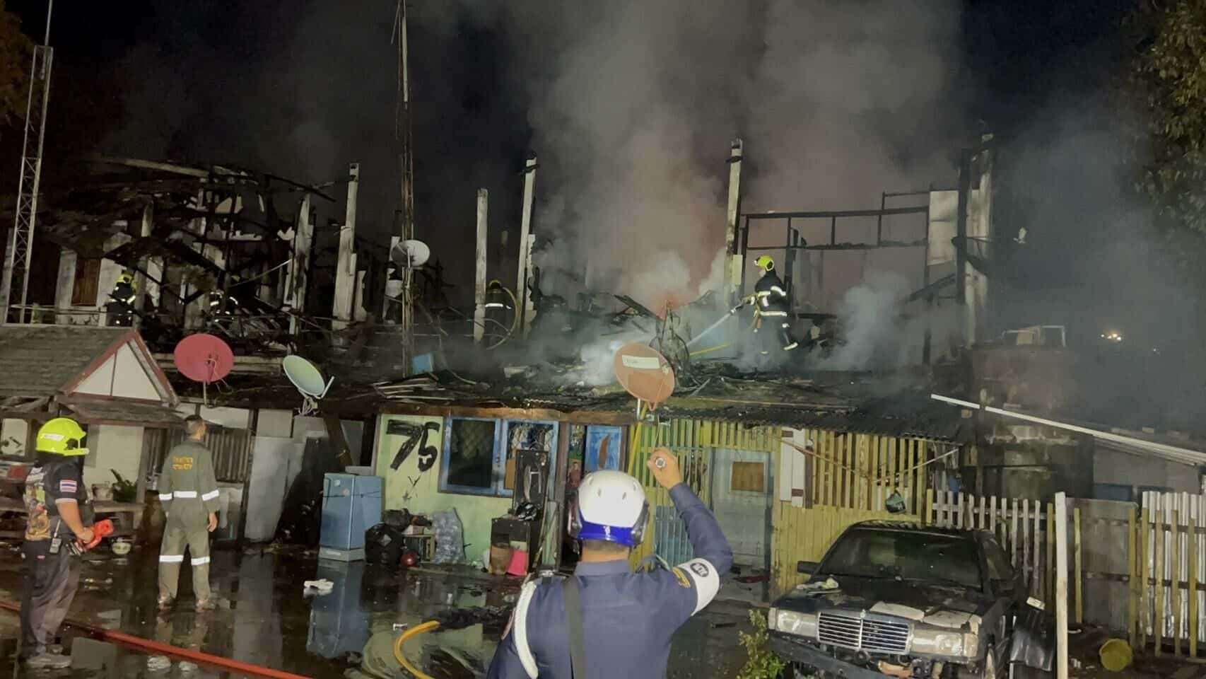 Raging inferno in Naklua destroys 5 homes, injures 1 | News by Thaiger