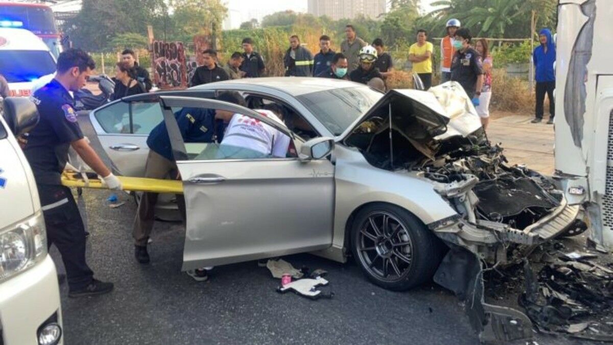 Sedan crashes into bus on road towards Jomtien Beach, 2 injured