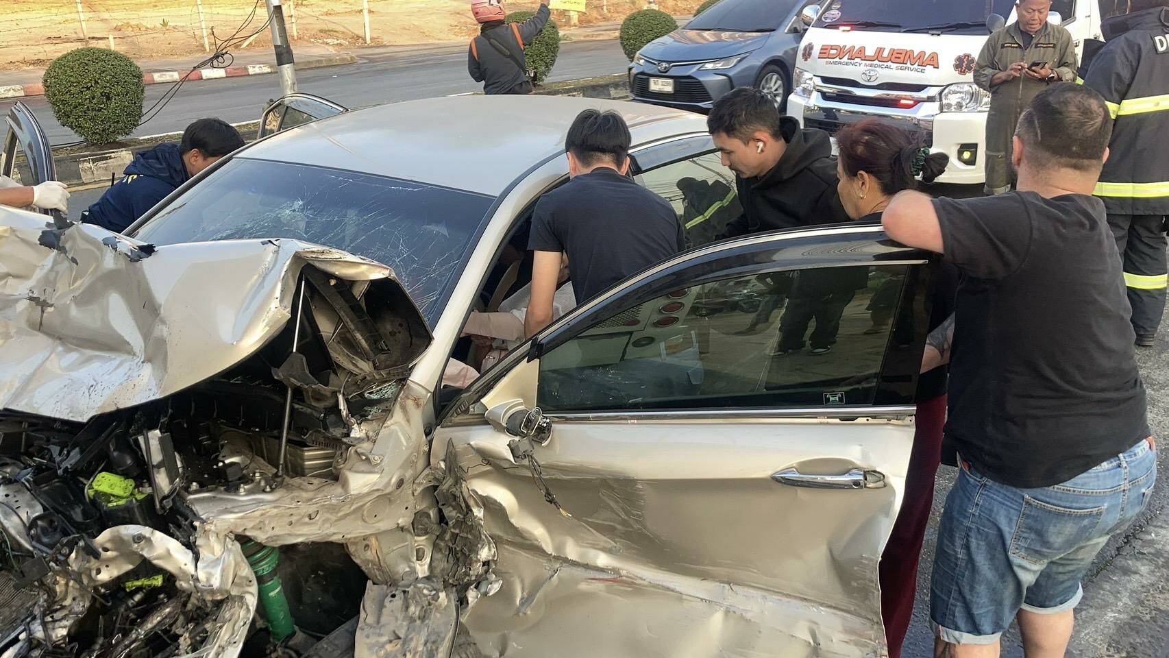 Sedan crashes into bus on road towards Jomtien Beach, 2 injured | News by Thaiger