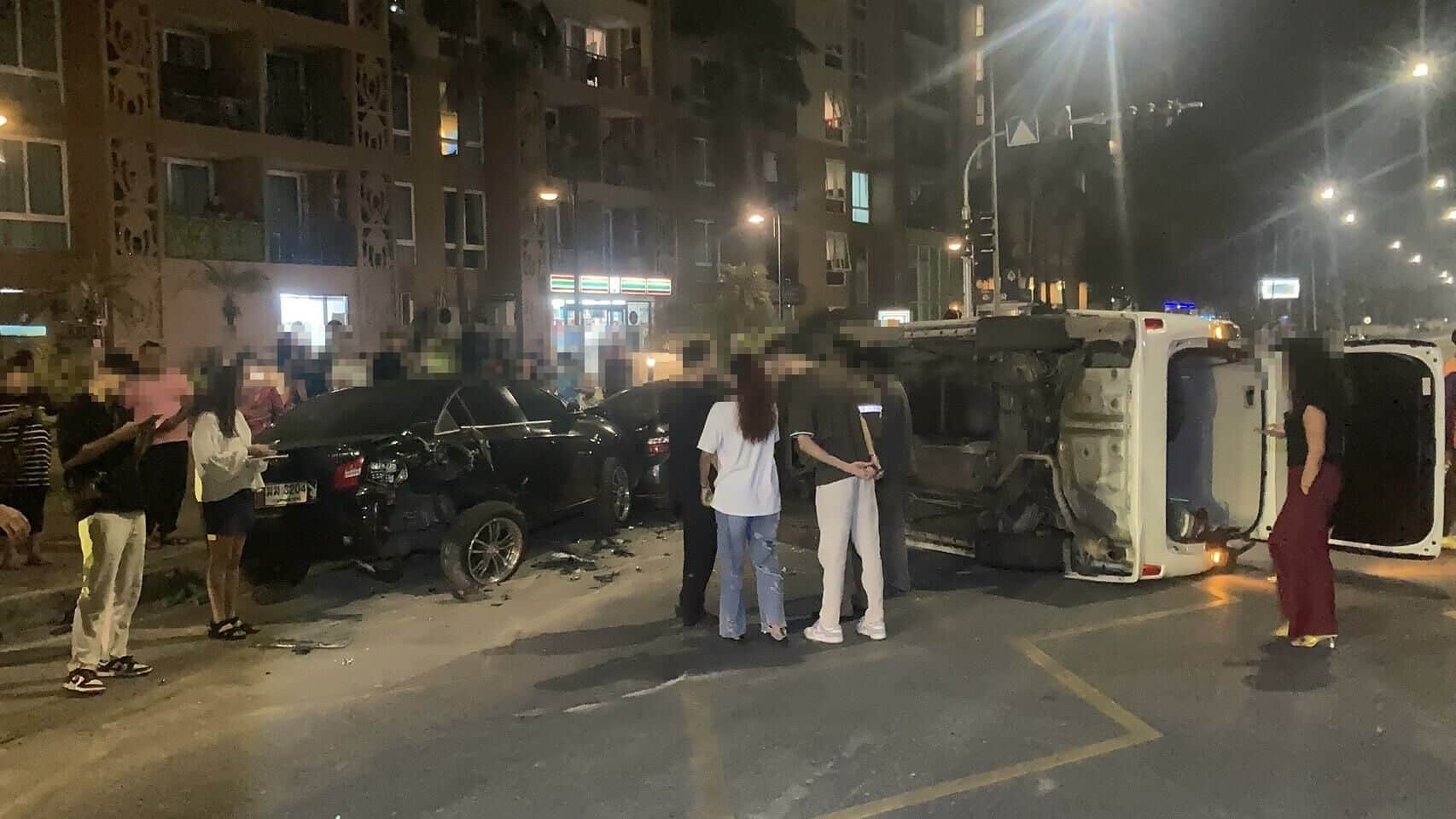 Chinese tourist's van overturns in Pattaya, sparks traffic chaos | News by Thaiger