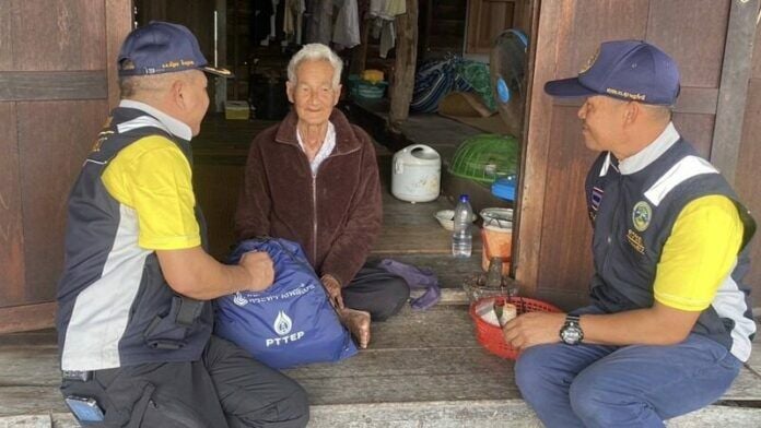 Surat Thani aids residents hit by high seas and strong winds