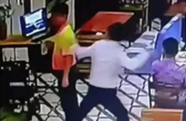 Lecturer accused of assaulting deputy during karaoke in Ubon Ratchathani (video)