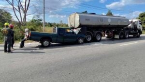 Elderly driver crashes into oil tanker in Lampang, 2 dead