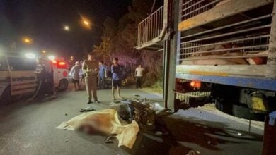 Motorcyclist dies in collision with pig truck in Chachoengsao | Thaiger