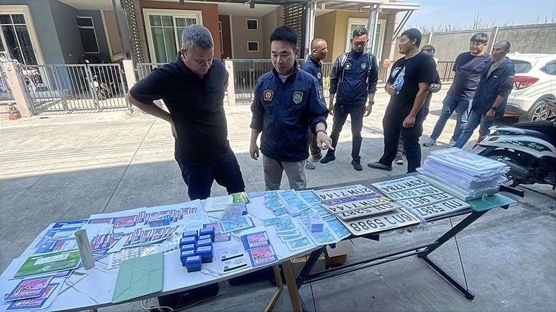 Thai man arrested for producing fake IDs and vehicle plates | News by Thaiger