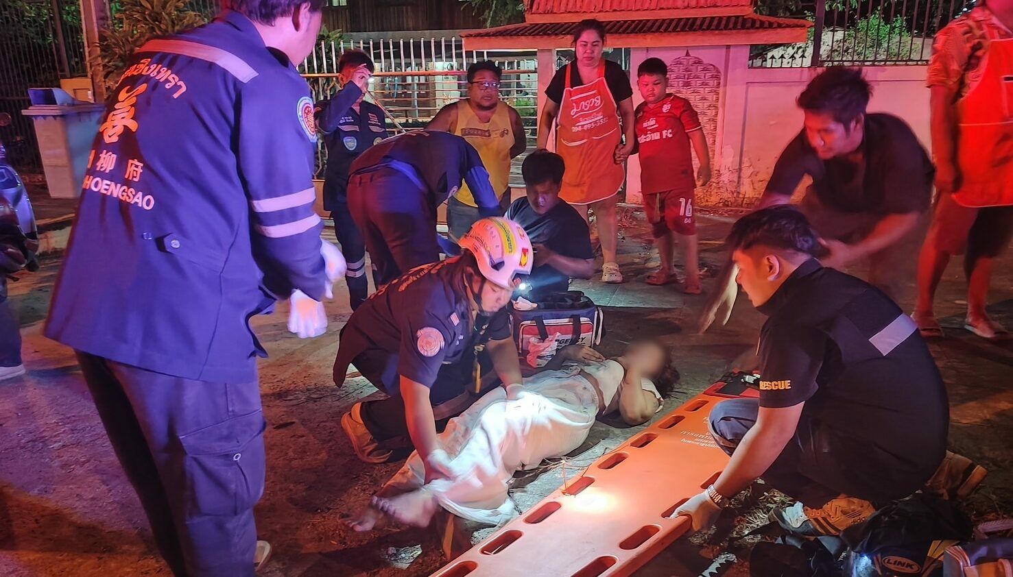 Drunk driver crashes at Chachoengsao intersection, injures 2 | News by Thaiger