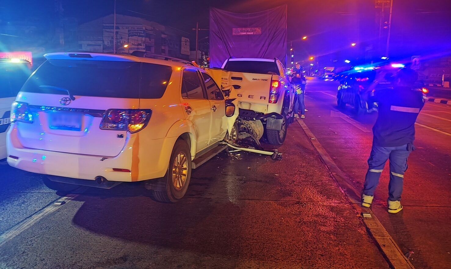 Drunk driver crashes at Chachoengsao intersection, injures 2 | News by Thaiger