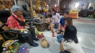 Lottery hopefuls flock to Nakhon Pathom temple for lucky numbers | Thaiger