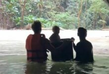 Norwegian parents’ plastic box cave tour with baby in Thailand sparks debate (video)