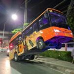 Bangkok bus skids on oil, crashes into electric pole cable (video) | Thaiger