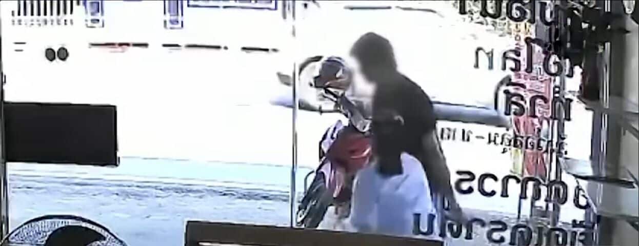 Drunk man repeatedly punches woman outside Nonthaburi salon (video) | News by Thaiger