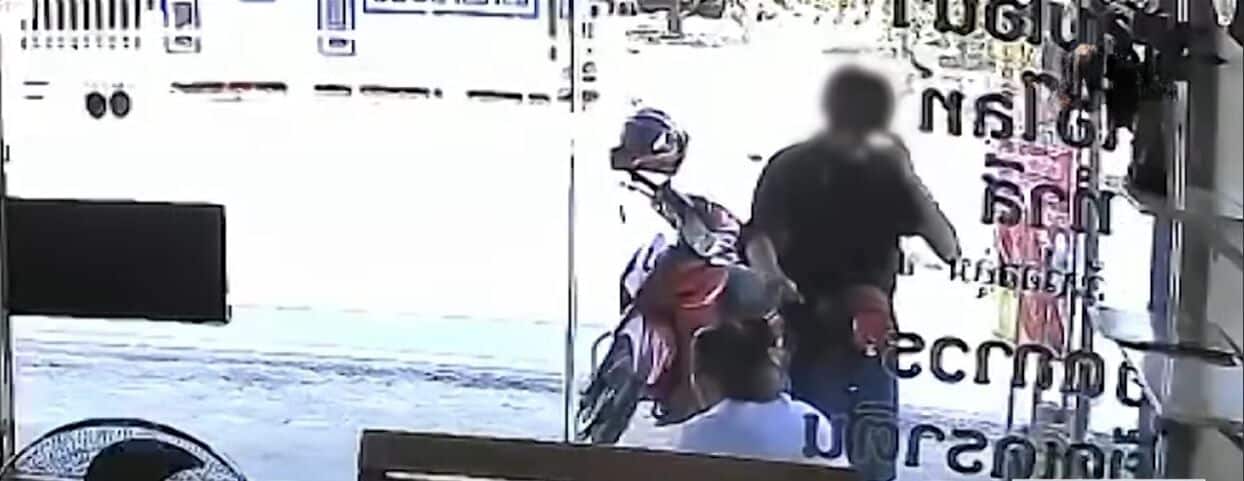 Drunk man repeatedly punches woman outside Nonthaburi salon (video) | News by Thaiger