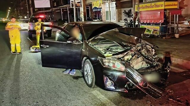 Middle-aged man crashes sedan into parked truck in Chon Buri