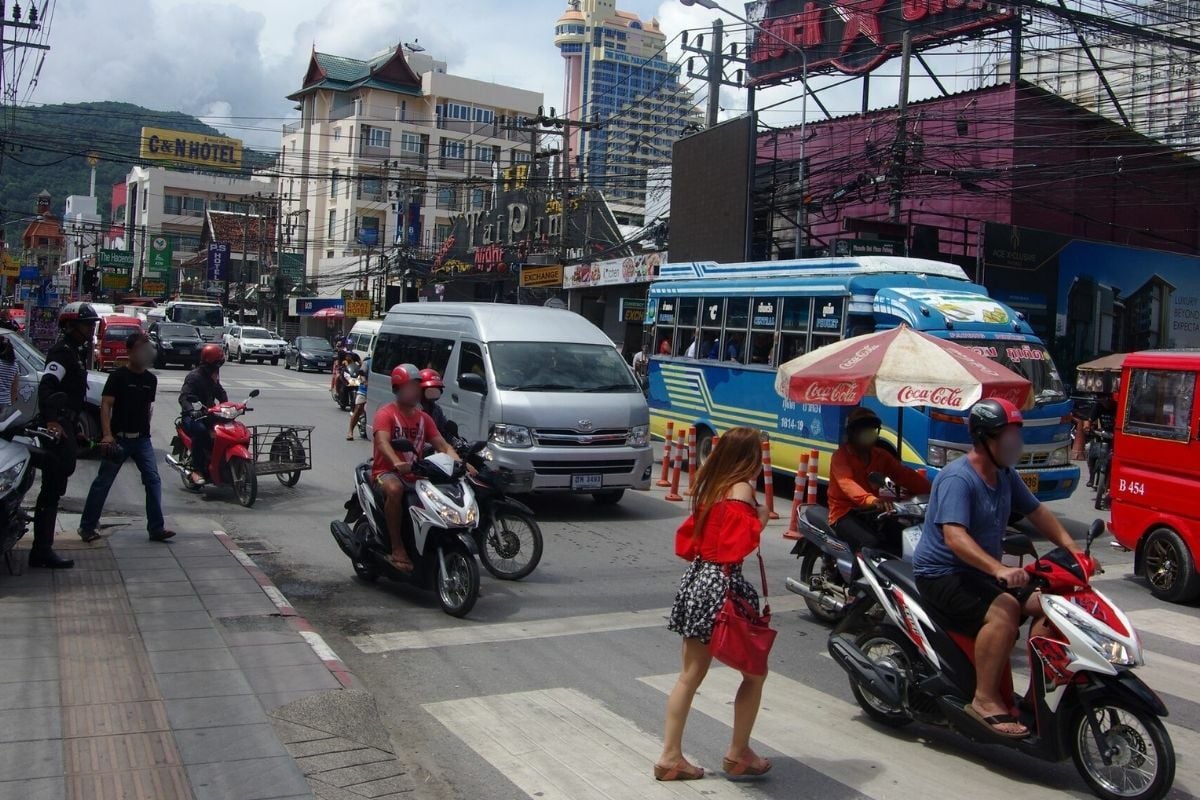 Foreign man attacks Phuket woman for honking while crossing road