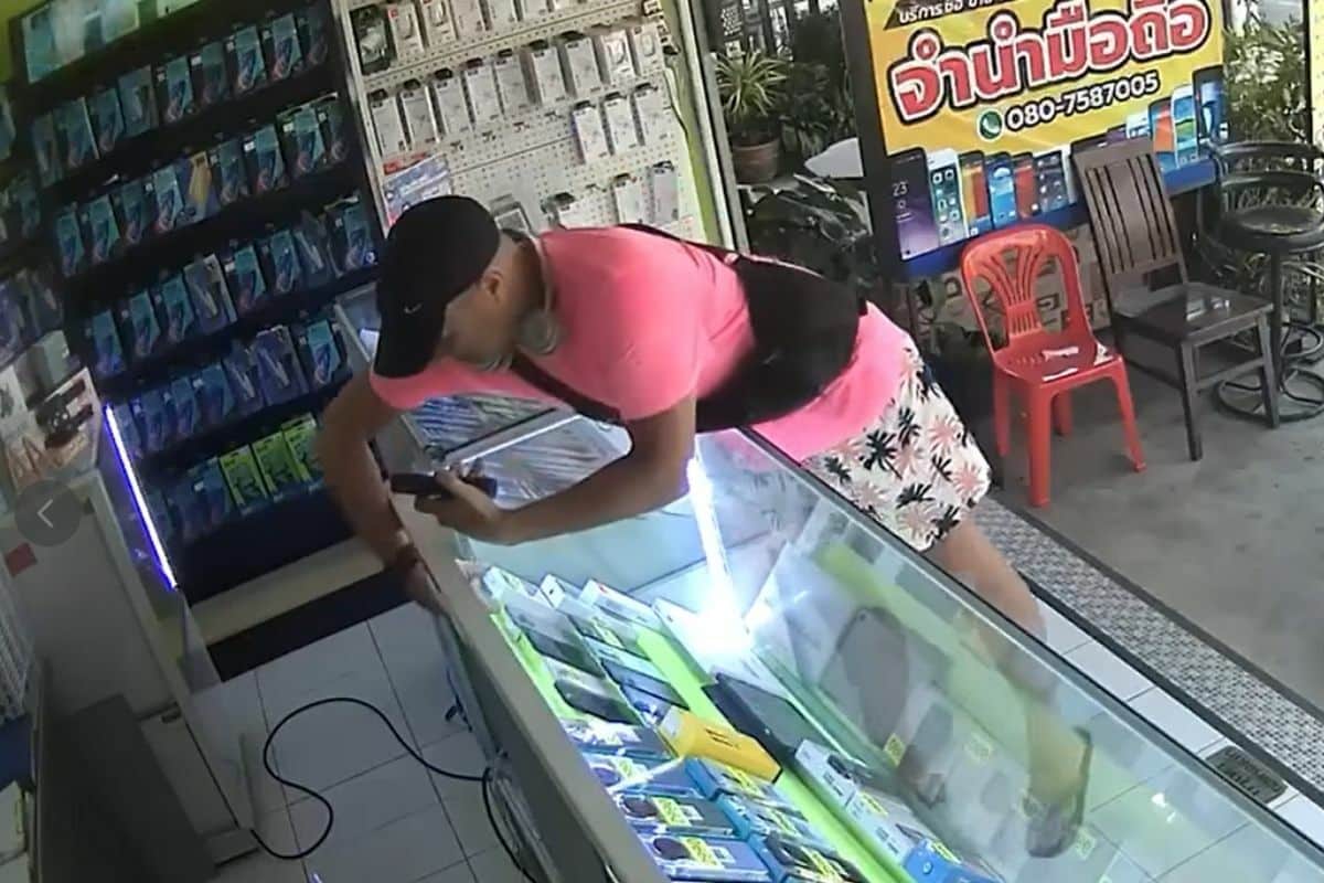 Foreign man steals iPhone worth nearly 60,000 baht from Phuket shop