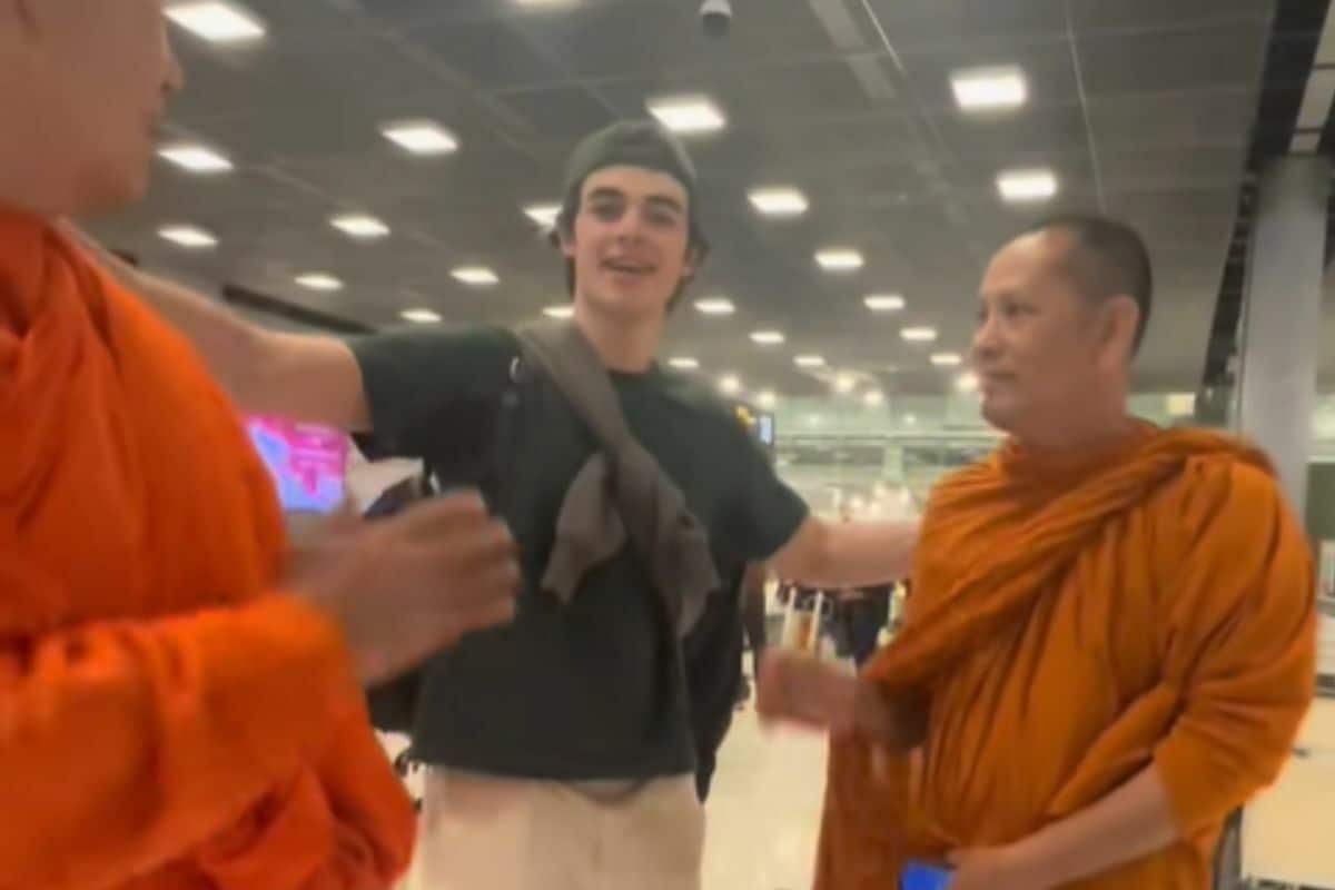 Foreign TikToker goes viral for innocent mistake with Thai monks