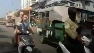 Foreign motorcyclist flees after hitting Thai delivery rider (video)