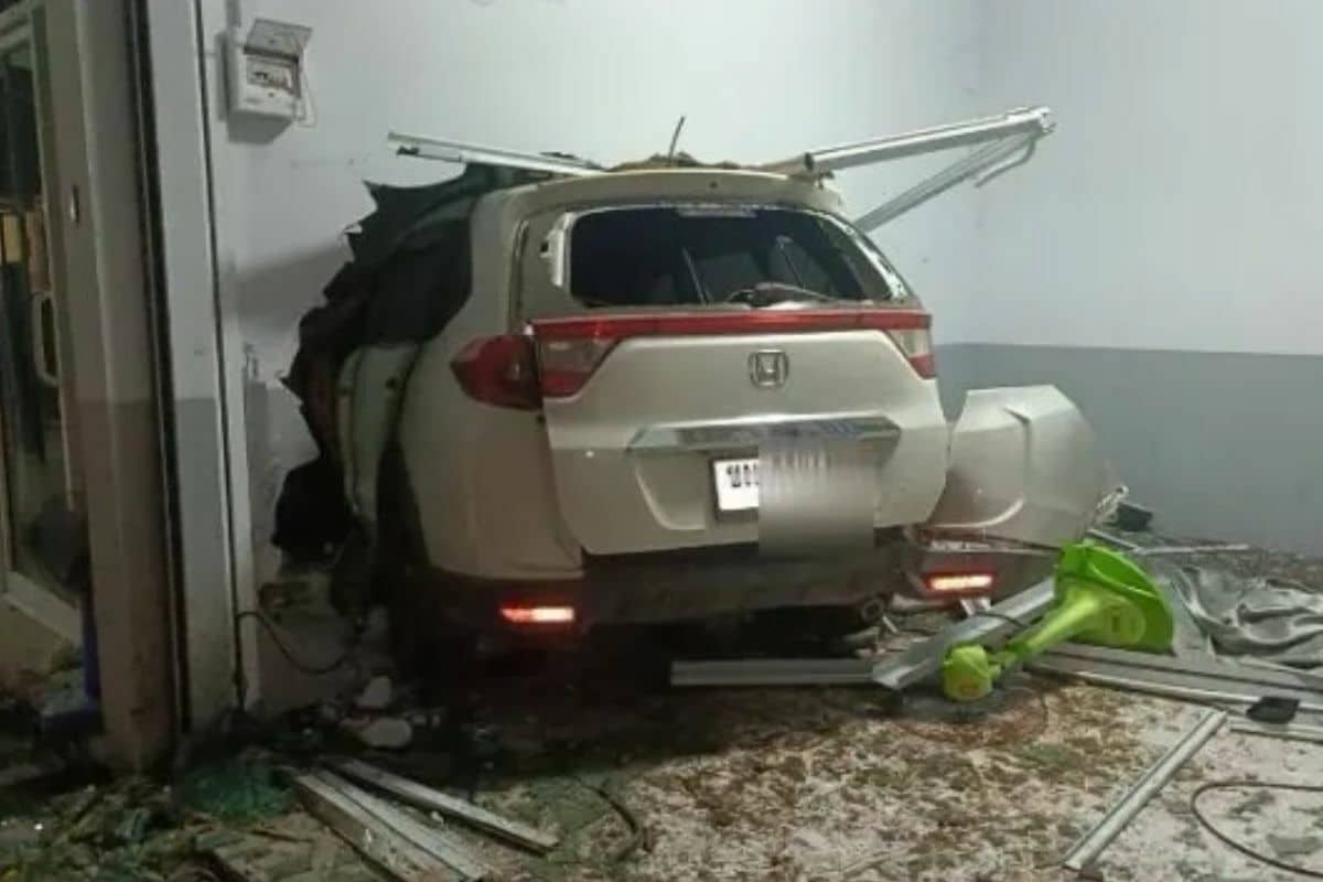 Chinese driver crashes SUV into rental house, injuring 2 (video)