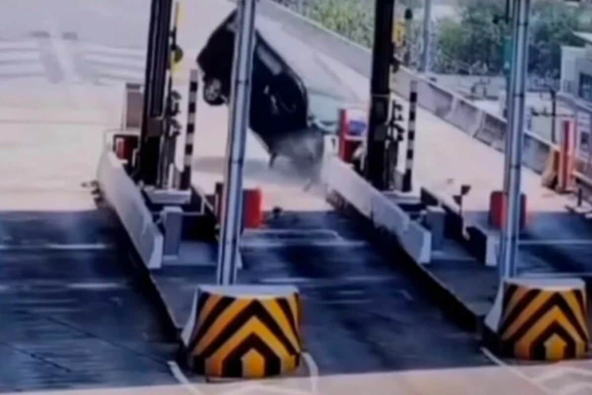 Japanese man killed after minivan crashes into toll gate near Bangkok