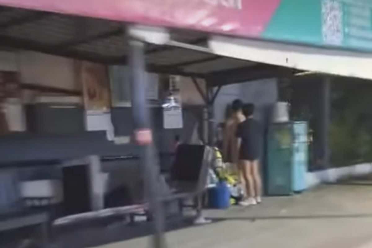 Men sex in public in Bangkok footpath