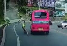 Foreign tourist jumps from moving tuk tuk in Phuket (video)