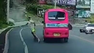 Foreign tourist jumps from moving tuk tuk in Phuket (video)