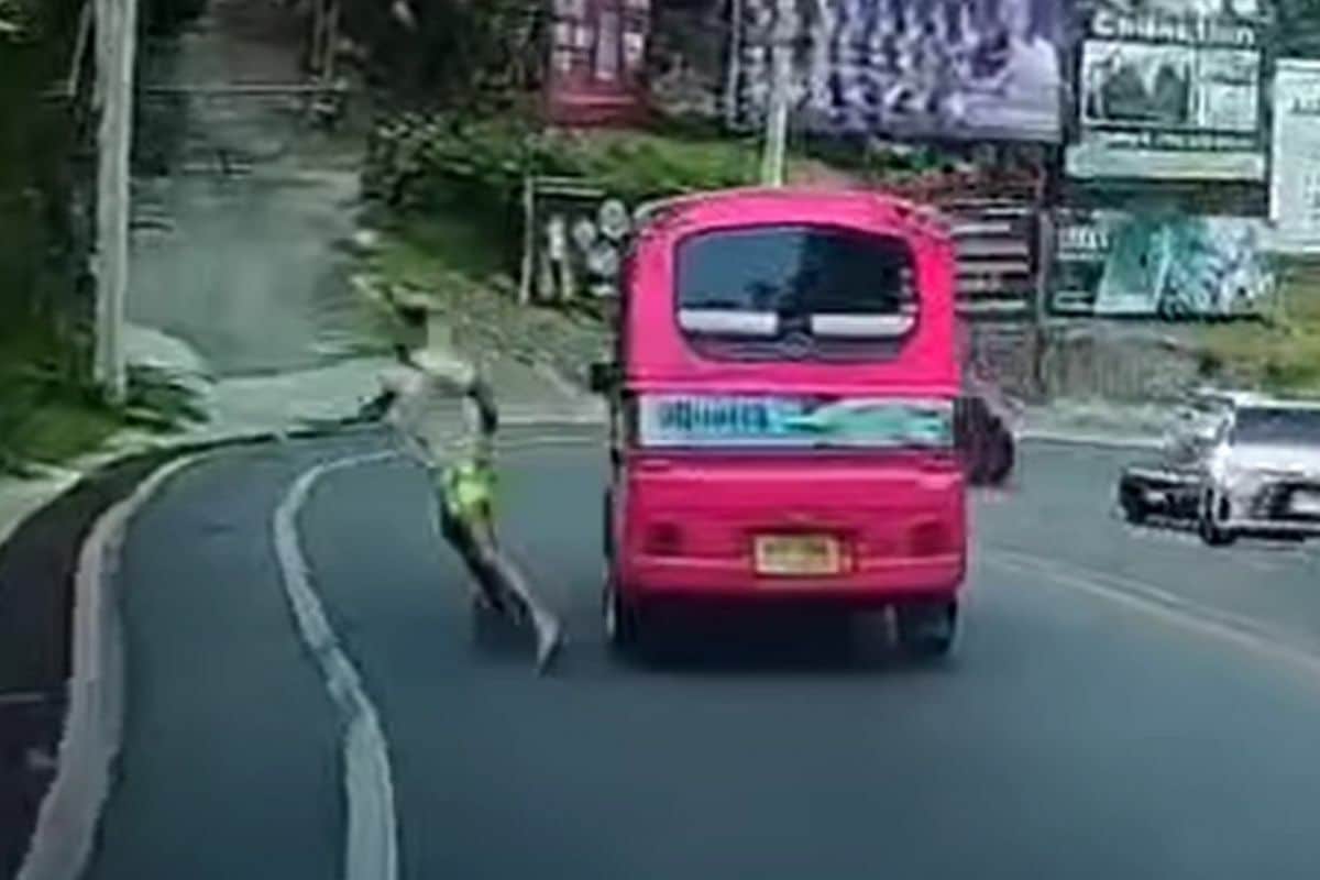 Foreign tourist jumps from moving tuk tuk in Phuket (video)