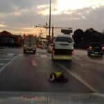 Thai van driver fined after schoolboy falls through back door | Thaiger