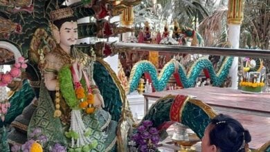 Crowds seek blessings at Kham Chanod on Magha Puja Day | Thaiger