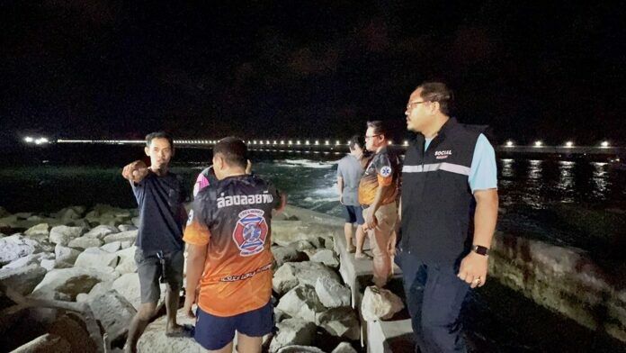 Pickup truck plunges into sea at Rayong’s Maptaput estate