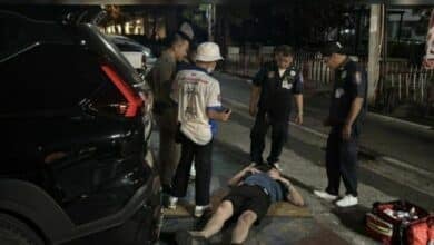 Drunken tourist passes out in front of Pattaya Police Station