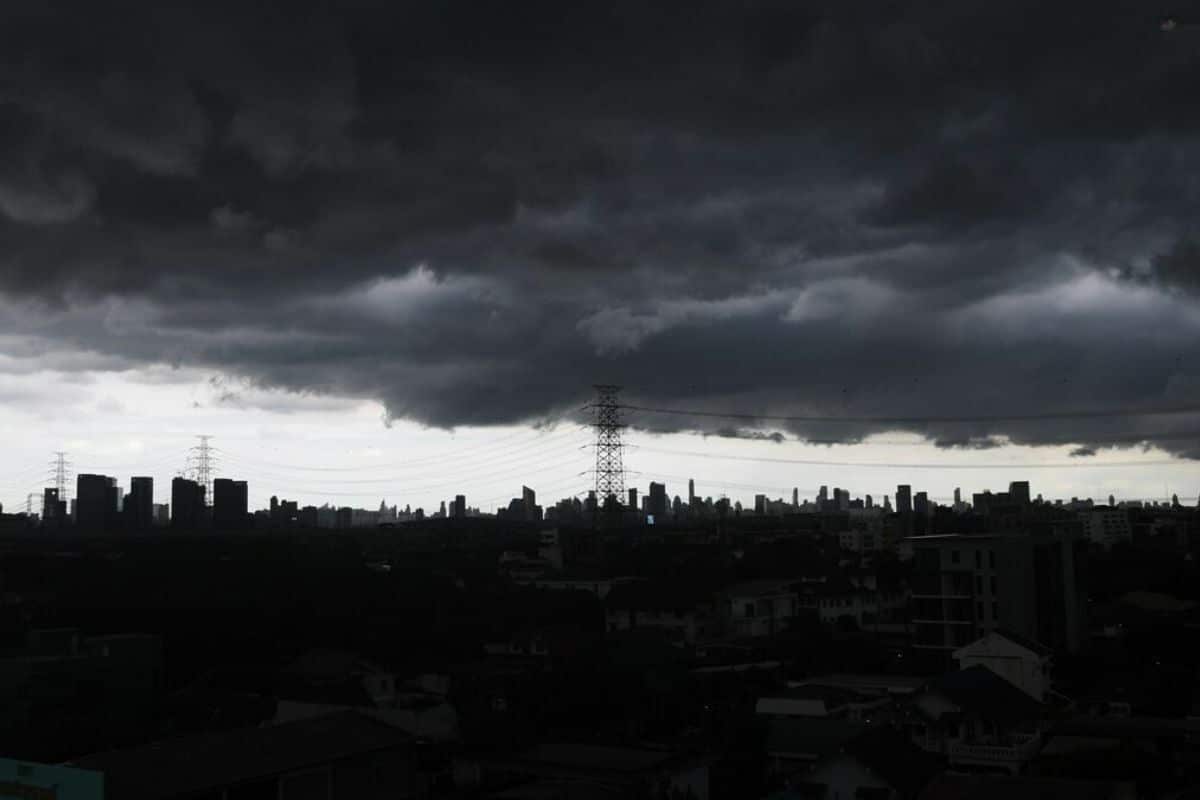 Bangkok braces for thunderstorms, high dust and hot afternoons