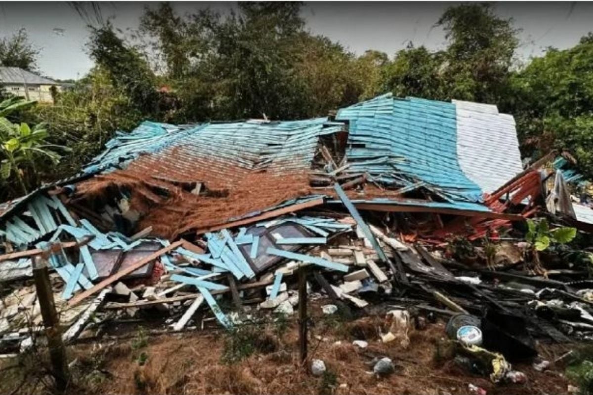 Grandmother and grandkids escape as Ayutthaya house collapses