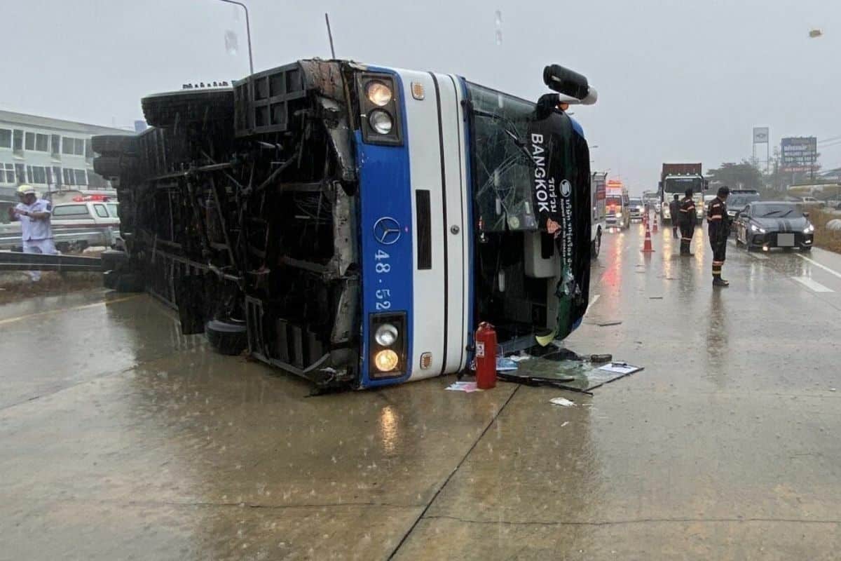 Bangkok-Pattaya bus overturns in Chon Buri, 40 injured