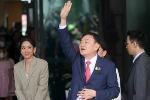 Thaksin vows to end Thai unrest, sparking strategy concerns