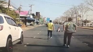 Passerby saves toddler from busy road in Thailand (video)