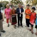 Three children in Buriram praised for returning lost gold necklace | Thaiger