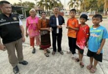 Three children in Buriram praised for returning lost gold necklace