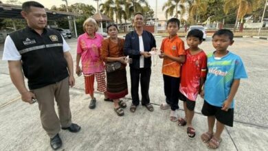 Three children in Buriram praised for returning lost gold necklace