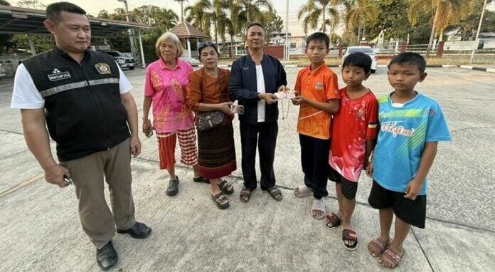 Three children in Buriram praised for returning lost gold necklace