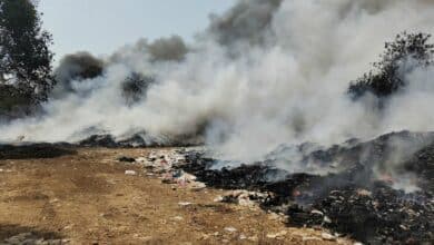 Uncontrolled landfill fire in Prachin Buri threatens nearby homes (video)