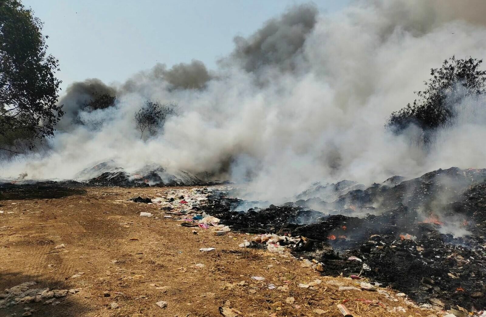 Uncontrolled landfill fire in Prachin Buri threatens nearby homes (video)