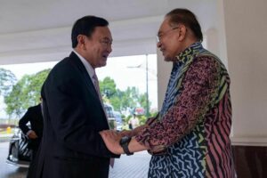 Thaksin travels to Malaysia for talks with PM