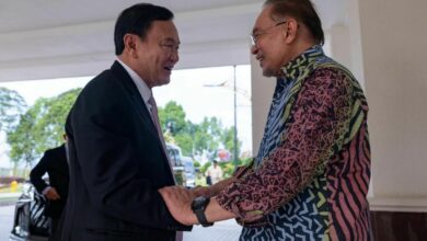 Thaksin travels to Malaysia for talks with PM